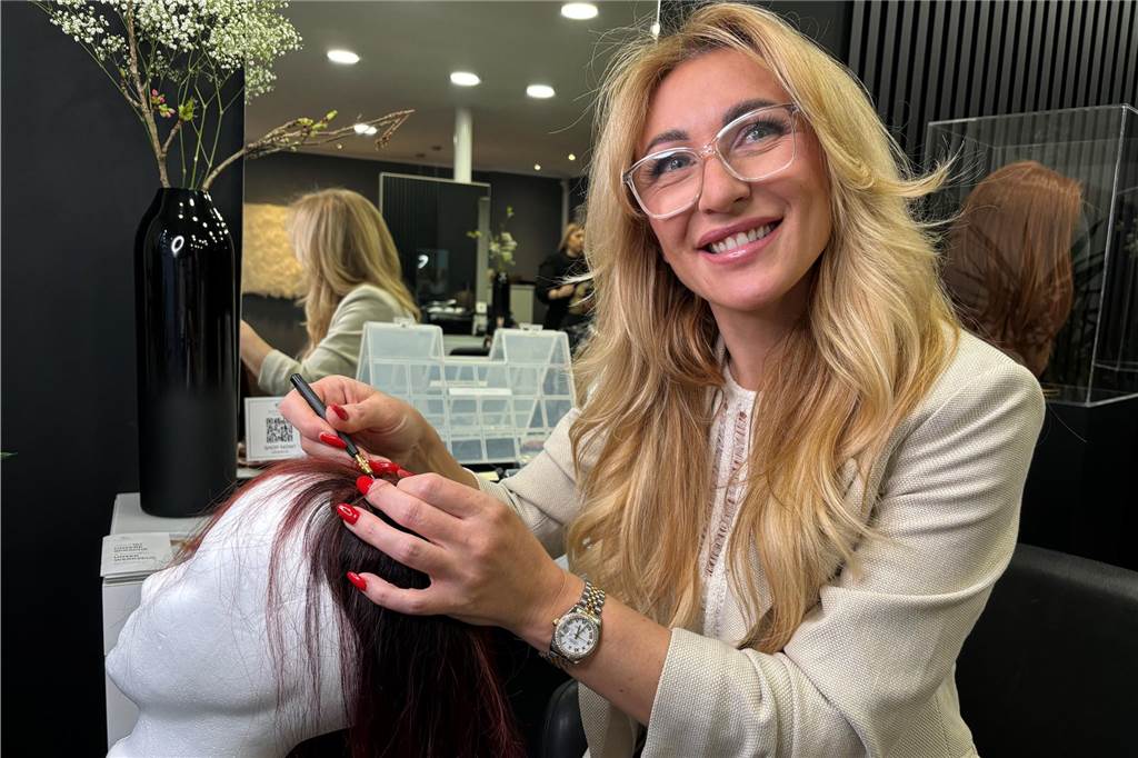 Aldona Slodczyk repariert eine abgetragene Perücke mit ihrer eigenen Technik - in kleinsten Schritten werden feine Haarsträhnen mit unterschiedlichen Knotentechniken befestigt.