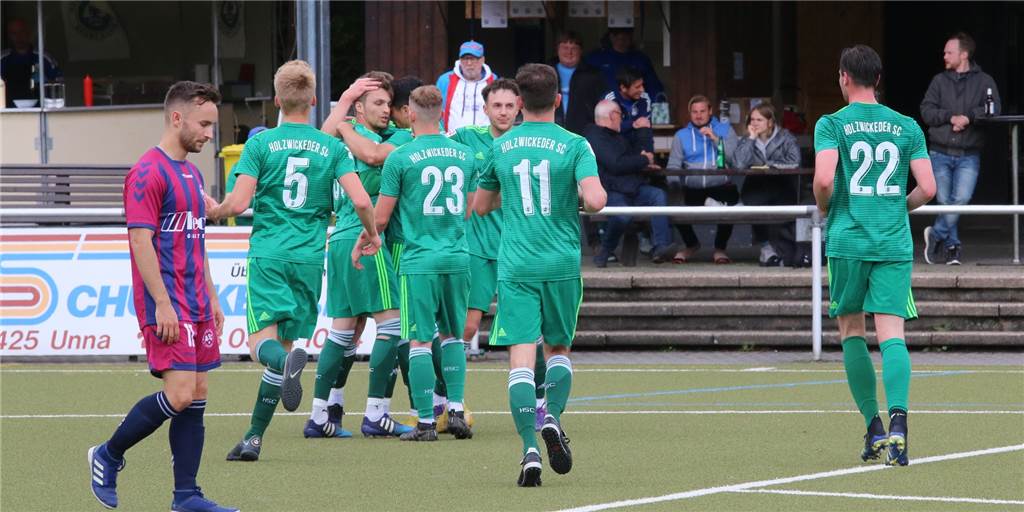 Klassenerhalt – Holzwickedes U23 ist durch: „So etwas muss ich nicht noch einmal haben“ Alec Derichs erzielte in der 66. Minute das erlösende 2:1 für die U23 des Holzwickeder SC, die damit drei anderen Clubs endgültig in die Kreisliga schickte.