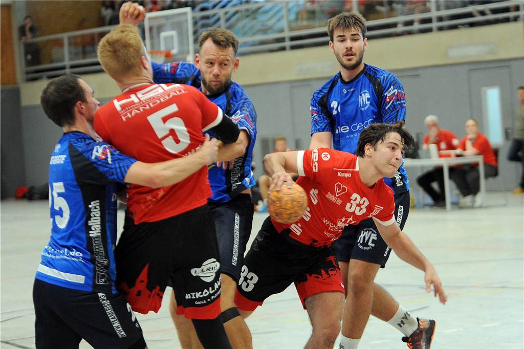 Aleksa Starcevic (Nummer 33) war vor allem in der ersten Halbzeit ein Aktivposten im Team der HSG Schwerte/Westhofen. Am Ende aber jubelten (v.li.) Matthias Hermenau, Jan Stratmann und Tim Klewer mit der HVE Villigst-Ergste II.