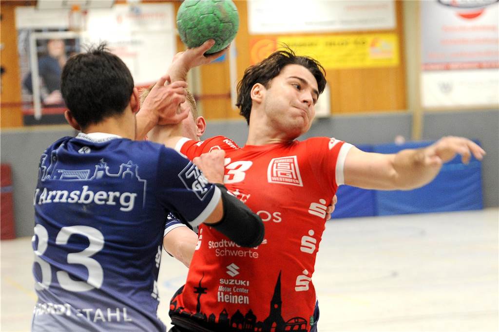 Aleksa Starcevic (re.) war der überragende Spieler der HSG Schwerte/Westhofen beim 24:24-Unentschieden in Letmathe.