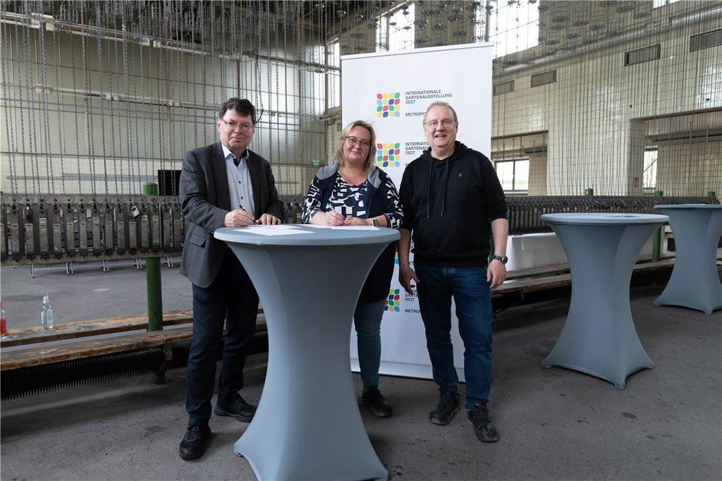 Inklusives Projekt „Eine Hand voll Erde“ für die IGA 2027 ist gestartet Aleksandra Sommerrey (Regionalleiterin Bethel.regional) und Thomas Bohne (Regionalleiter Bethel.regional, r.) als Verantwortliche für das Projekt unterschrieben zusammen mit IGA-Geschäftsführer Horst Fischer während einer Baustellenbegehung auf dem Gelände der Kokerei Hansa die Vereinbarung für das gemeinsame IGA-Projekt unterschreiben.