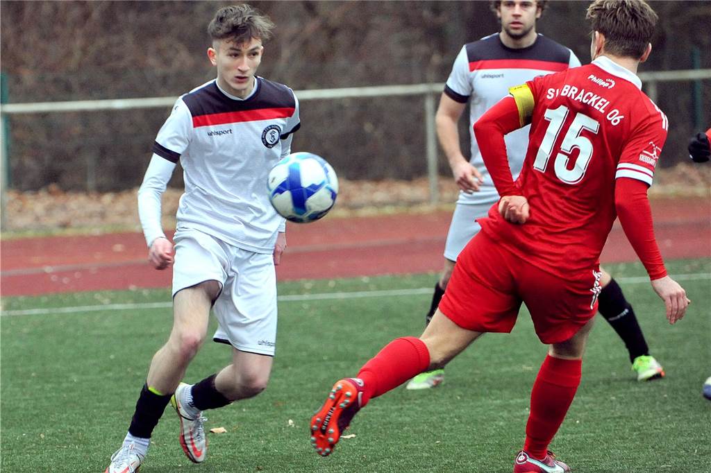 Wer wird Spieler des Spieltags?: Kandidaten aus Geisecke, Holzen und Ergste stehen zur Wahl Alessandro Sand (li.), hier in einem Spiel der Vorsaison, glänzte als Dreifach-Torschütze für den TuS Holzen-Sommerberg beim 6:1-Sieg gegen die SG Alemannia Scharnhorst.