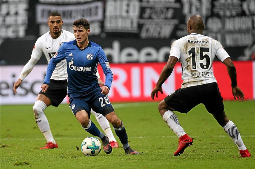 Schalkes Alessandro Schöpf mit Comeback zufrieden Alessandro Schöpf (2.v.l.) feierte in Frankfurt sein Startelfdebüt in dieser Saison. Ein Kreuzbandanriss sowie mehrere kleinere Rückschläge setzten ihn für mehrere Monate außer Gefecht.