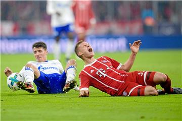 Alessandro Schöpf (l.) glaubt, dass der Schalker Auftritt in München für einen Schub sorgen kann.