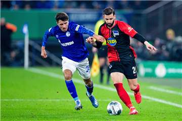 Alessandro Schöpf (l.) ist ein Kandidat für die Rechtsverteidiger-Position. 