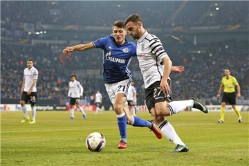 Alessandro Schöpf (l.) spielt beim FC Schalke 04 eine immer wichtigere Rolle.