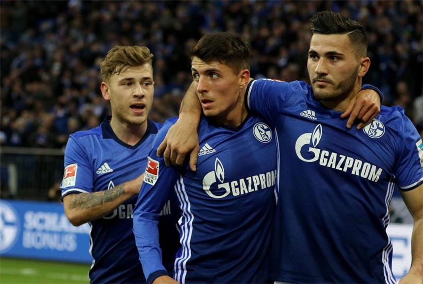 Schalke ist zurzeit unaufhaltsam - Trio imponiert Alessandro Schöpf (M.) und Sead Kolasinac (r.) gehören auf Schalke im Moment zu den Leistungsträgern.