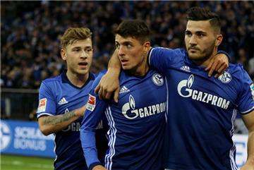 Alessandro Schöpf (M.) und Sead Kolasinac (r.) gehören auf Schalke im Moment zu den Leistungsträgern. 