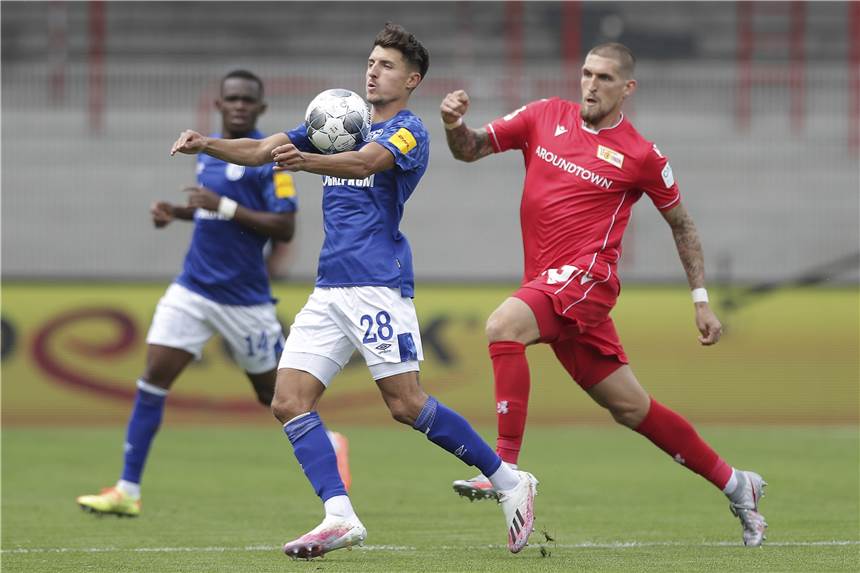 Wadenverletzung stoppt Schalkes Mittelfeldspieler Alessandro Schöpf Alessandro Schöpf (M.) zwickt es an der Wade.