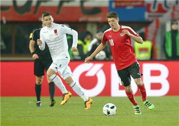 Alessandro Schöpf (r.) nimmt Tempo auf: Der eingewechselte Schalker gab sein Debüt im Nationaldress.