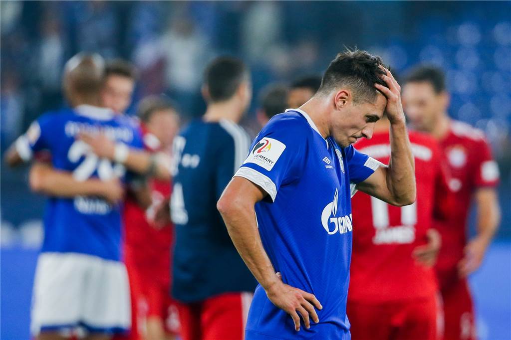 Fährmann bester Schalker in einer schwachen Mannschaft Alessandro Schöpf spielte ein wenig überzeugende Partie - genau wie viele seiner Schalker Mannschaftskollegen.