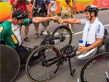 Alessandro Zanardi (r) gratuliert dem Sieger Ernst van Dyk. Foto: Jens Buettner