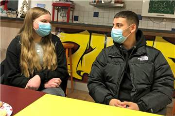 Alessia Bone und Michael Haggie beim Gespräch im "Jump in". Den beiden Schülern haben Familie und Freunde in der Pandemie Sicherheit gegeben.