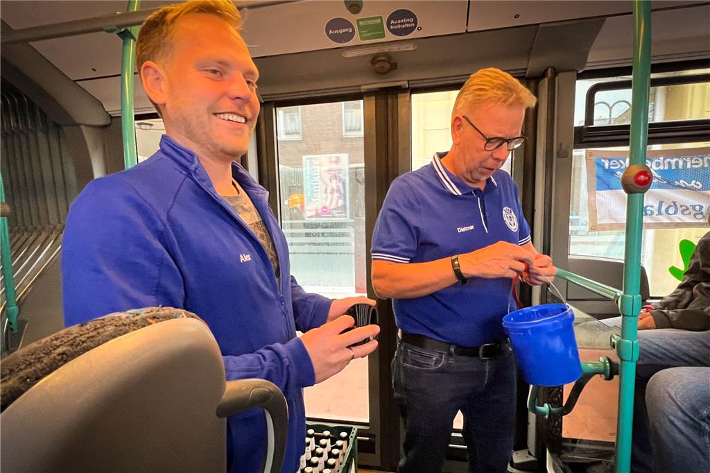 25 Jahre Königsblaue Schermbecker: S04-Fans leben besonderes Siegesritual Alex Becker, erster Beisitzer des Fanclubs, sorgt dafür, dass jeder sein Getränk bezahlt.