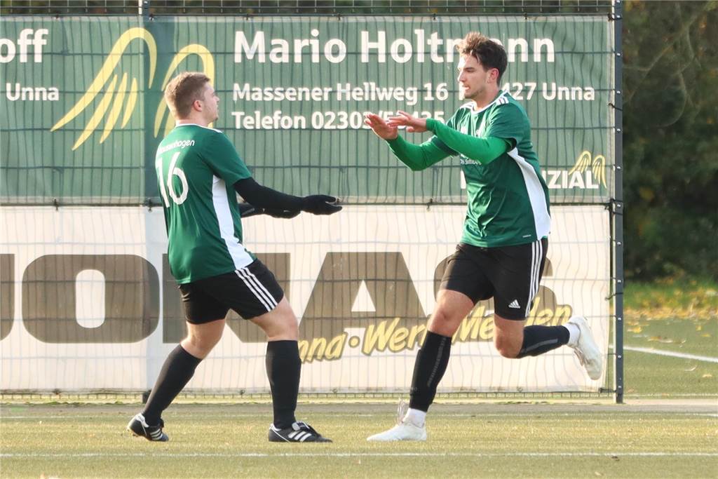 SG Massen II Alex Erdmann (r.) traf spät zum 2:2-Endstand.