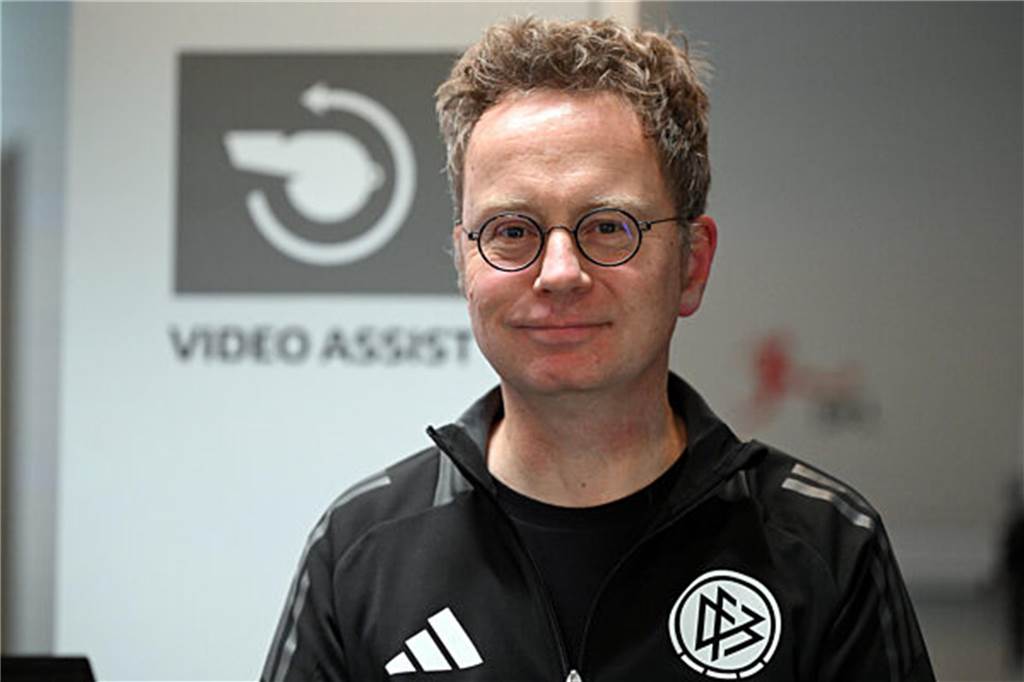 Sexistische Rufe gegen Schiedsrichterin?: DFB nimmt Ermittlungen auf Alex Feuerherdt, Leiter Kommunikation und Medienarbeit der DFB Schiri GmbH, steht im Video-Assist-Center.