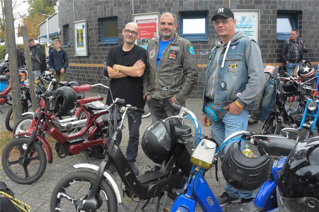 „Radweg Rocker“ und Mofamonkeys knattern zum großen Treffen nach Ahaus Alex, Mario und Thomas sowie zwei weitere Mofamonkeys aus Leverkusen haben ihre Piaggio-Mofas in einen Sprinter gepackt und für das Mofatreffen am Schweinesee gezeltet.