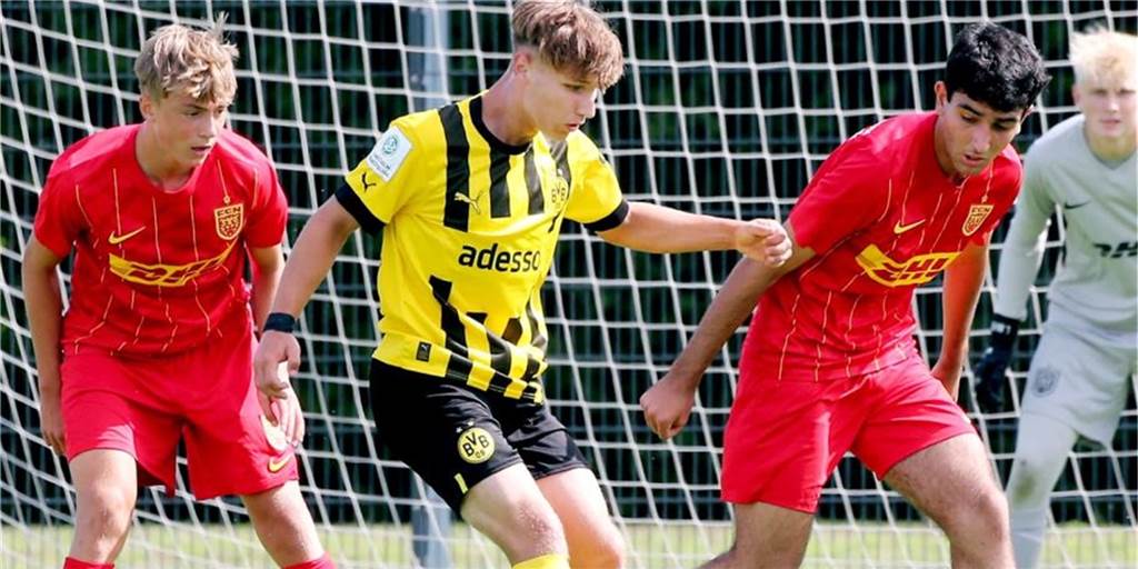 BVB-Talent zieht sich vor Meisterschaftsstart gegen Schalke 04 schwere Handverletzung zu Alex Niziolek von der BVB-U19 schießt einen Ball.