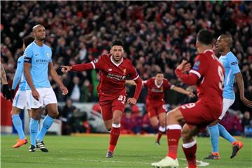 Alex Oxlade-Chamberlain (M) jubelt über seinen Treffer zum 2:0 für den FC Liverpool. Foto: Peter Byrne/PA Wire