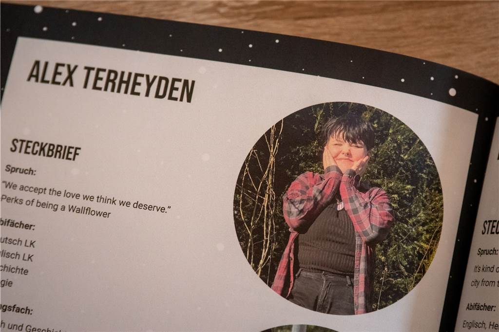 Als Mädchen geboren: Alex Terheyden fühlt sich gefangen im falschen Körper Ein Bild in der Abizeitung zeigt Alex Terheyden mit schwarzen, kurzen Haaren.