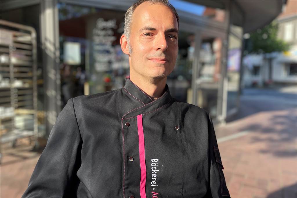 Alexander Auffenberg führt in der vierten Generation die Bäckerei seiner Eltern in Ickern weiter. Der Vater zweier Kinder arbeitet nach eigenen Angaben 60 bis 70 Stunden in der Woche. Vor allem die Ausweitung auf inzwischen sechs Filialen sorgt für immer neue Büroaufgaben. Auffenbergs haben 65 Mitarbeiter.