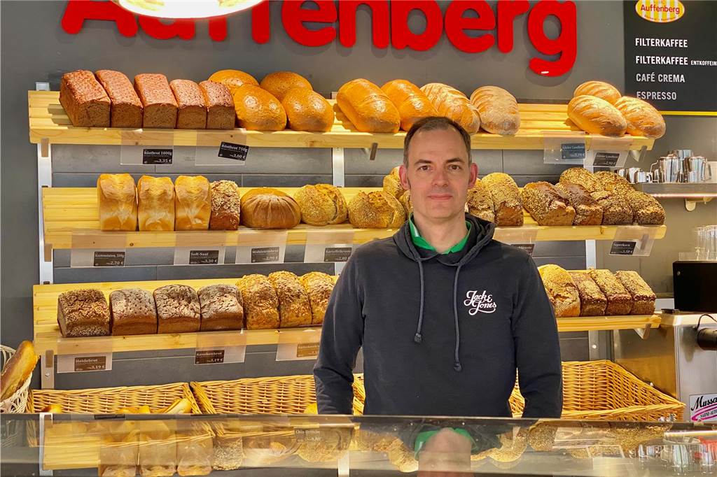 Bäckerei-Filialleiterin macht Angebot an die Ex-Schickentanz-Verkäuferinnen Alexander Auffenberg steht hinter der Theke einer seiner fünf Filialen.