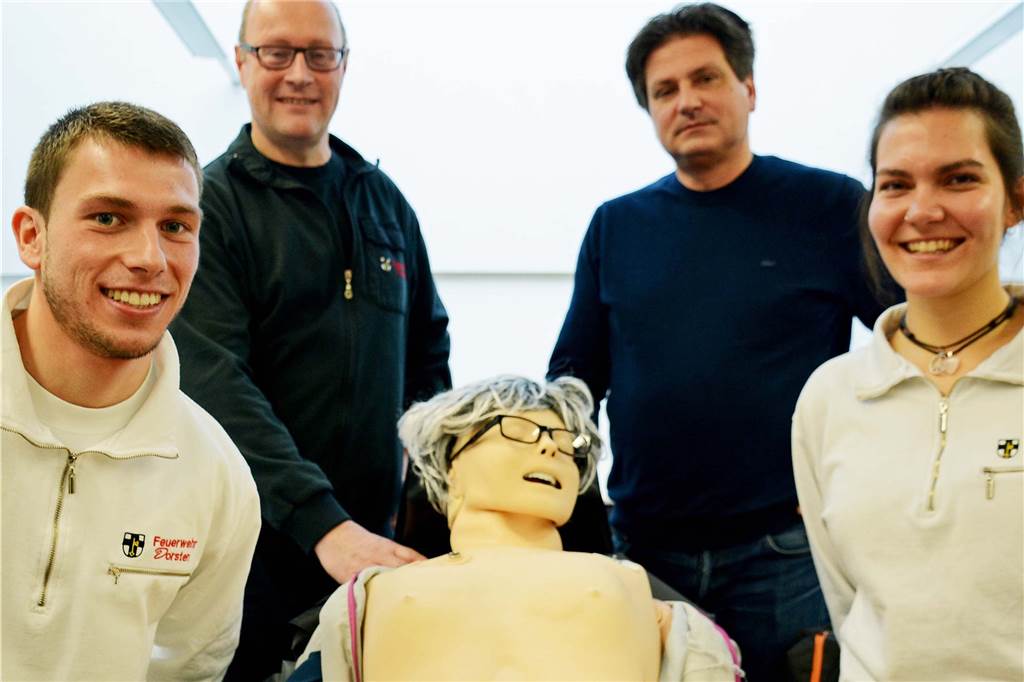 Dorsten braucht mehr Notfallsanitäter - der Rettungsdienst der Feuerwehr gibt Gas Alexander Baumann, Ausbildungsleiter Berthold Westhoff, Rettungsschule-Vest-Leiter Uwe Henkel und Eva Terbuyken (v.l.) mit der lächelnden „Übungspatientin“