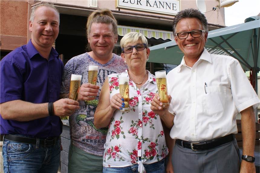 Wirtepaar begrüßt seit zehn Jahren die Gäste in der „Kanne“ an der Bayrischen Straße Alexander Beckmann-Olschowka (re.) von den Dortmunder Brauereien und Christian Krieg (li.) von Getränke Weidlich gratulieren Heike und Klaus Krzizok zu zehn erfolgreichen Jahren in „ihrer“ kleinen Kneipe an der Bayrischen Straße.