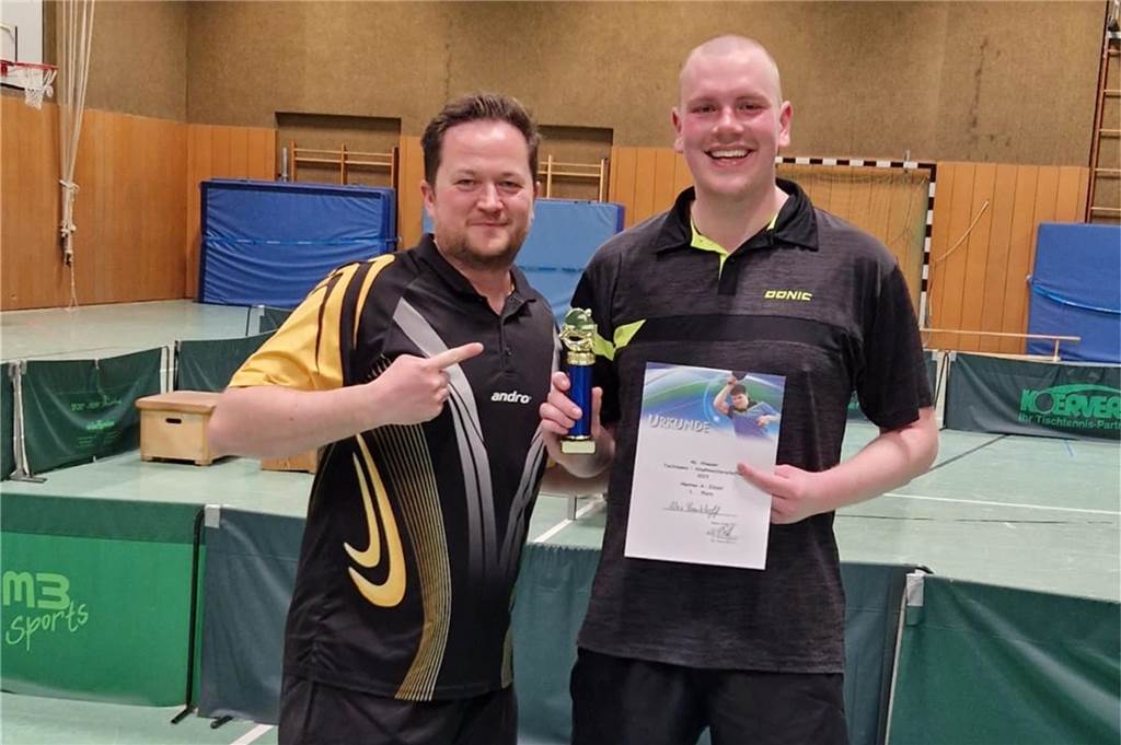 80 Teilnehmer an den Platten: Alexander Benkhoff siegt in der A-Klasse Alexander Benkhoff bezwang im Finale Klaus Hogelucht-Schücker.