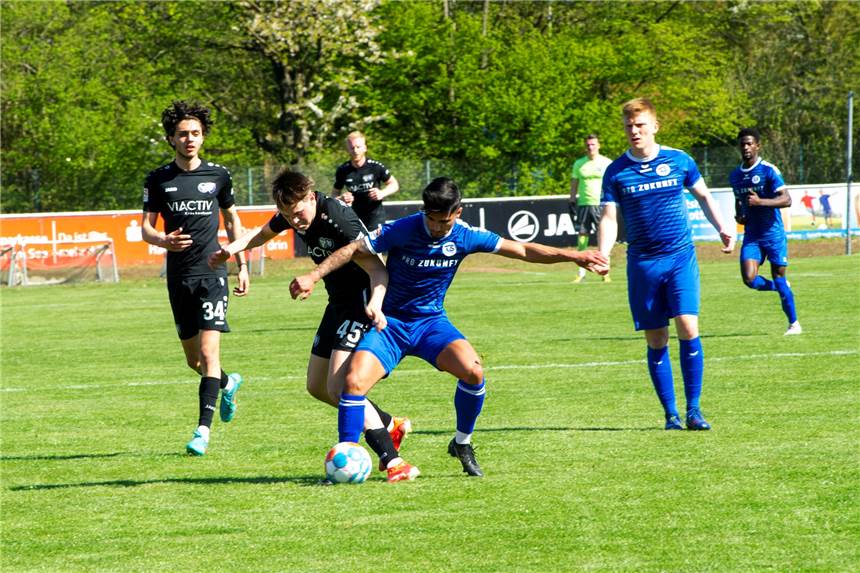 Halterner Fußball-Vorschau: Mehrere Top-Spiele und weitere Abstiegskracher Alexander Bilski (2.v.l.) war zuletzt immer wieder im Oberliga-Kader des TuS Haltern am See..