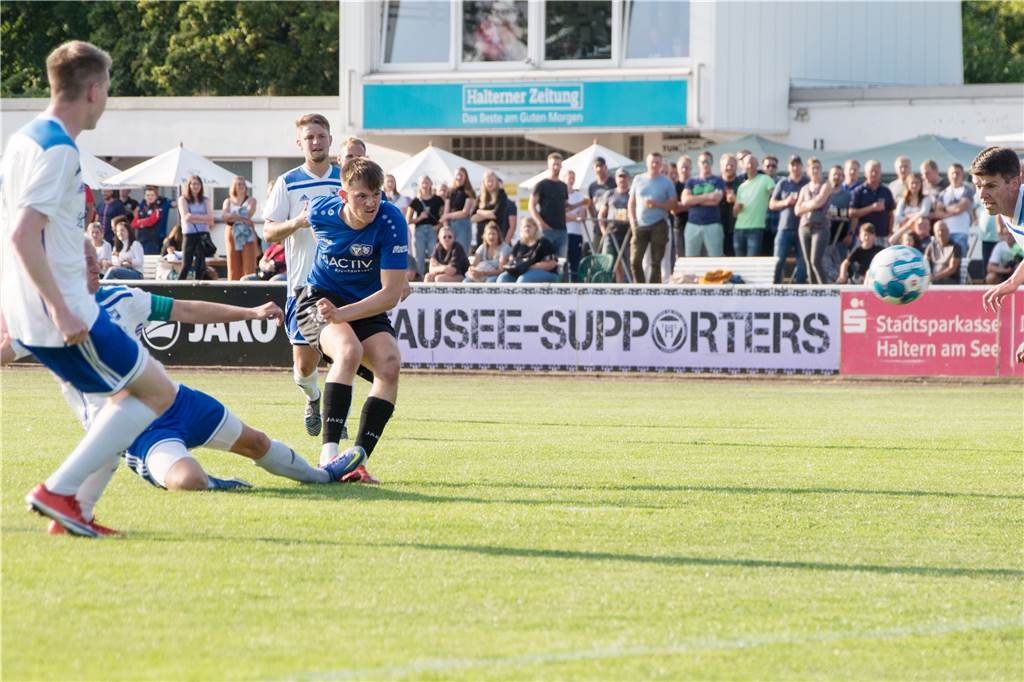 Halbfinale der Halterner Stadtmeisterschaft: Kurioses Eigentor und deutliche Siege Alexander Bilski zieht ab: Der Angreifer des TuS Haltern am See erzielte gegen BW Lavesum zwei Tore.