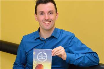 Alexander Bitting mit seinem ersten Buch: „Der mentale Weg zum Champion“.