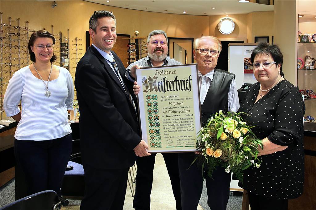 Uhrmacher und Optiker: Alfred Benkhoff hat zwei Goldene Meisterbriefe Alexander Ceccarelli vom Landesinnungsverband der Augenoptiker überreichte Alfred Benkhoff den Goldenen Meisterbrief. Mit im Bild, v.l.: Mitarbeiterin Katharina Breuckmann, Mark Benkhoff und Magdalene Benkhoff.