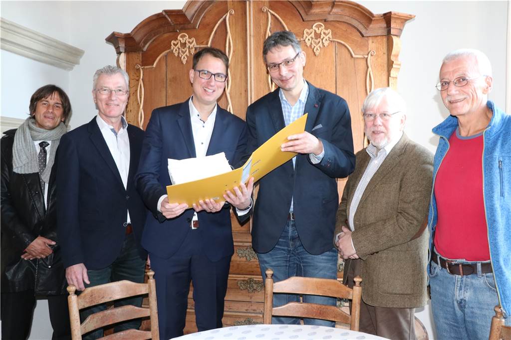 Schulcampus: Bürgerinitiative will Schulstraße und Rundlaufbahn erhalten und Geld sparen Alexander Demes (4. v. l.) überreichte den Aktenordner mit 3530 Unterschriften für das Bürgerbegehren an Bürgermeister Dr. Christoph Holtwisch (3. v. l.) im Beisein von (v. l.) Ansgar Hakvoort (Bürgergruppe), Bernd Kemper (Erster Beigeordneter Stadt Vreden), Dr. Werner Ihling und Josef Röring-Sonnenschein (beide Bürgergruppe).