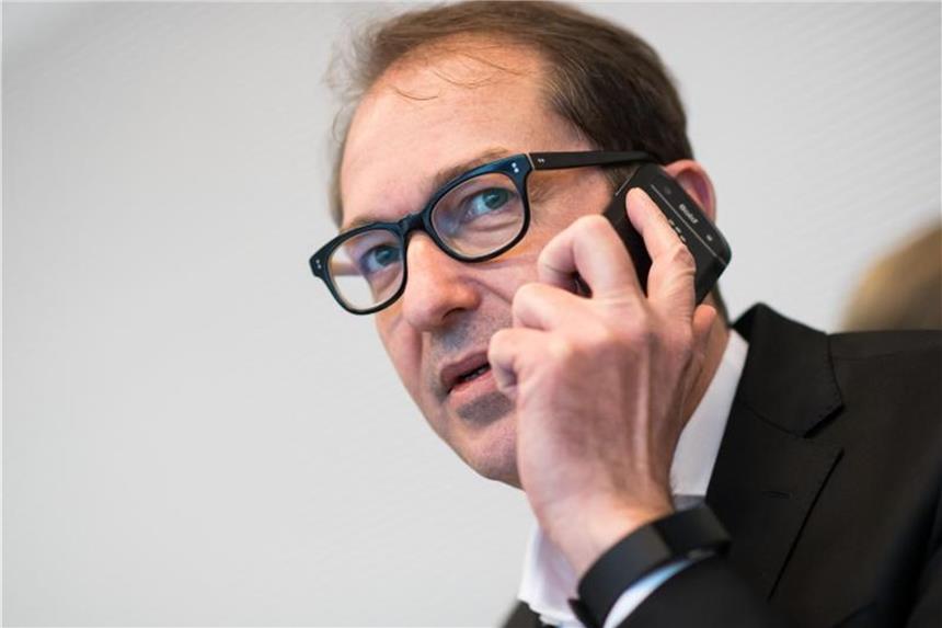 Dobrindt: Weniger Hartz IV für abgelehnte Asylbewerber Alexander Dobrindt: „Bei abgelehnten Asylbewerbern sollten wir stärker auf Sachleistungen umstellen. Foto: Bernd von Jutrczenka