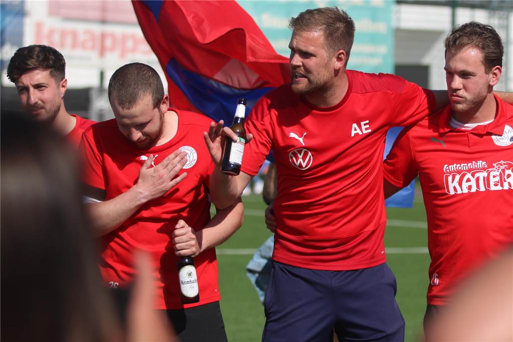 Alexander Enke über klare Vorzeichen vor Westhofen-Spiel Alexander Enke steht in einem Mannschaftskreis.