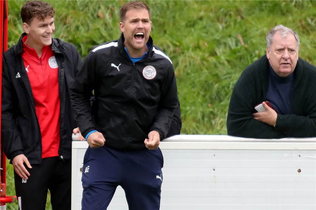 Krankenwagen-Einsatz und Horror-Start im Derby zwischen Kirchhörder SC und Hombrucher SV Alexander Enke und der Hombrucher SV fanden nach dem frühen Schock schnell in die Partie.