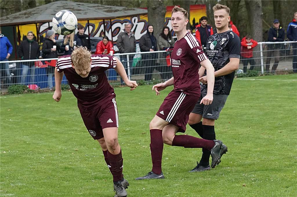 Doppelpack in 15 Minuten: Borker Winterneuzugang gelingen erste Saisontore Alexander Fricke schaut dem Ball hinterher.