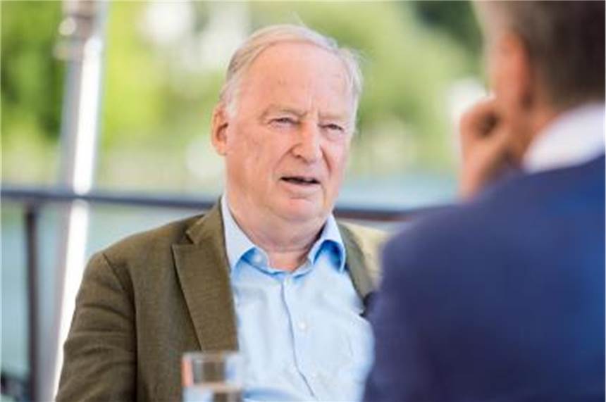 Gauland findet ZDF-Interview „einseitig“ Alexander Gauland unterhält sich mit dem ZDF-Journalisten Thomas Walde. Foto: Jule Roehr/ZDF