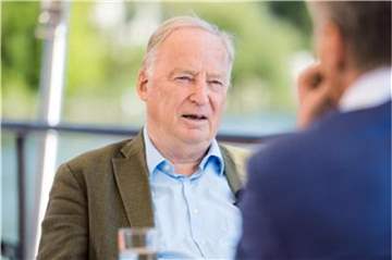 Alexander Gauland unterhält sich mit dem ZDF-Journalisten Thomas Walde. Foto: Jule Roehr/ZDF