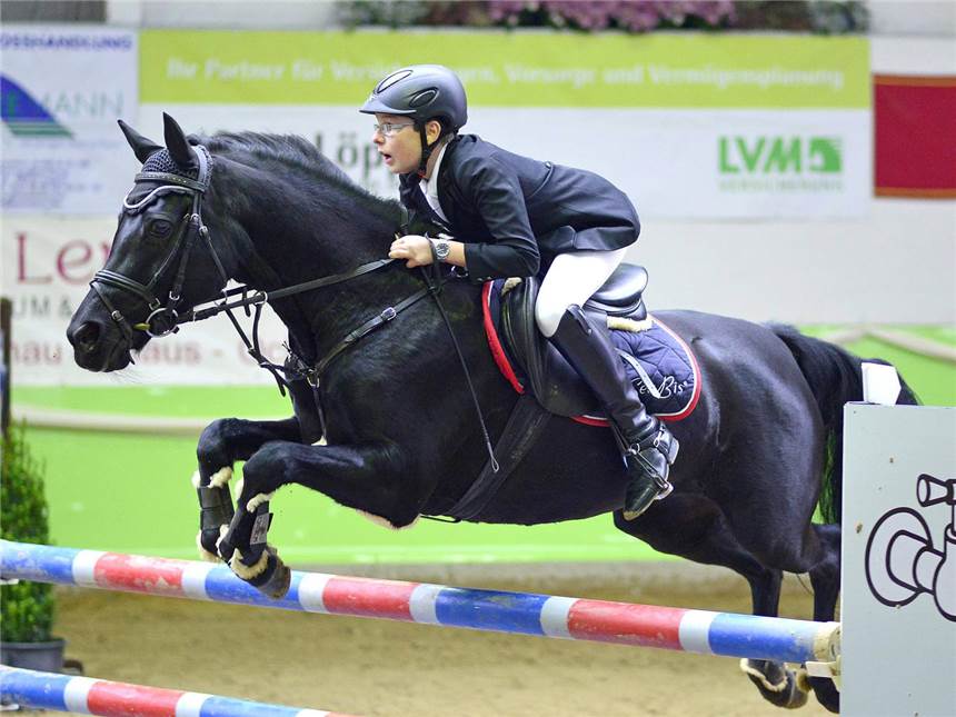 Pia Alfert reitet auf Rang drei Alexander Gerdener vom RV Laer hat am gestrigen Nachmittag beim 17. Pony-Hallen-Meeting des RV Legden auf Pagena eine Ponyspringprüfung der Klasse L gewonnen.