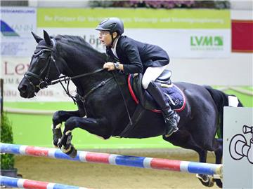 Alexander Gerdener vom RV Laer hat am gestrigen Nachmittag beim 17. Pony-Hallen-Meeting des RV Legden auf Pagena eine Ponyspringprüfung der Klasse L gewonnen.