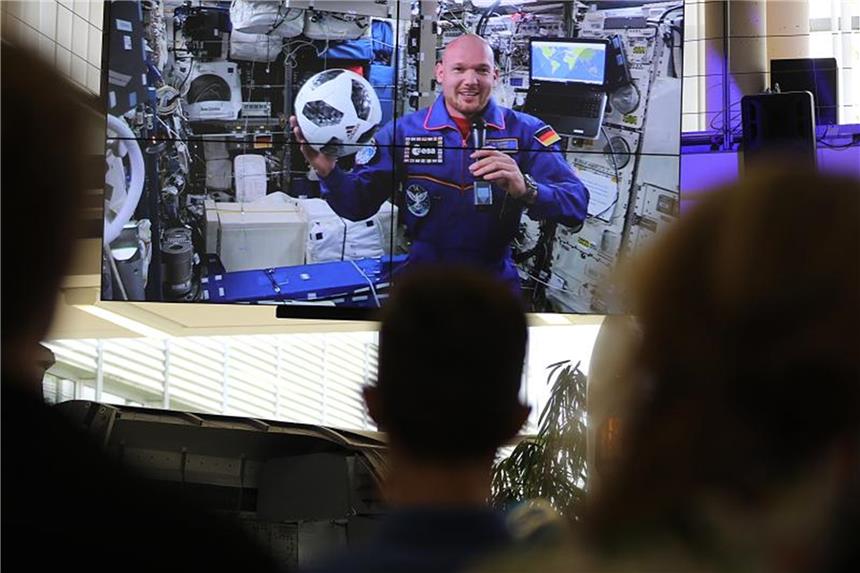Alexander Gerst schaut im Weltall WM-Spiele Alexander Gerst beantwortet aus der Raumstation ISS heraus per Video Stream Fragen von Journalisten aus der Raumstation ISS heraus. Foto: Oliver Berg