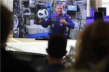 Alexander Gerst beantwortet aus der Raumstation ISS heraus per Video Stream Fragen von Journalisten aus der Raumstation ISS heraus. Foto: Oliver Berg