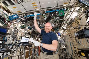 Alexander Gerst beim wöchentlichen Putzen auf der Internationalen Raumstation ISS. Foto: ESA/NASA/Alexander Gerst