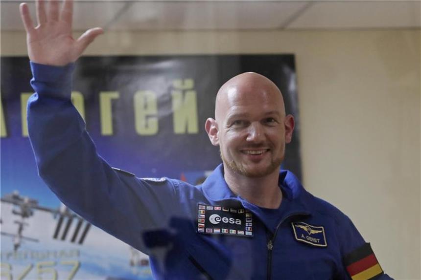 „Bilderbuchstart“: Gerst auf dem Weg zur ISS Alexander Gerst grüßt nach einer Pressekonferenz im kasachischen Baikonur. Foto: Dmitri Lovetsky/AP
