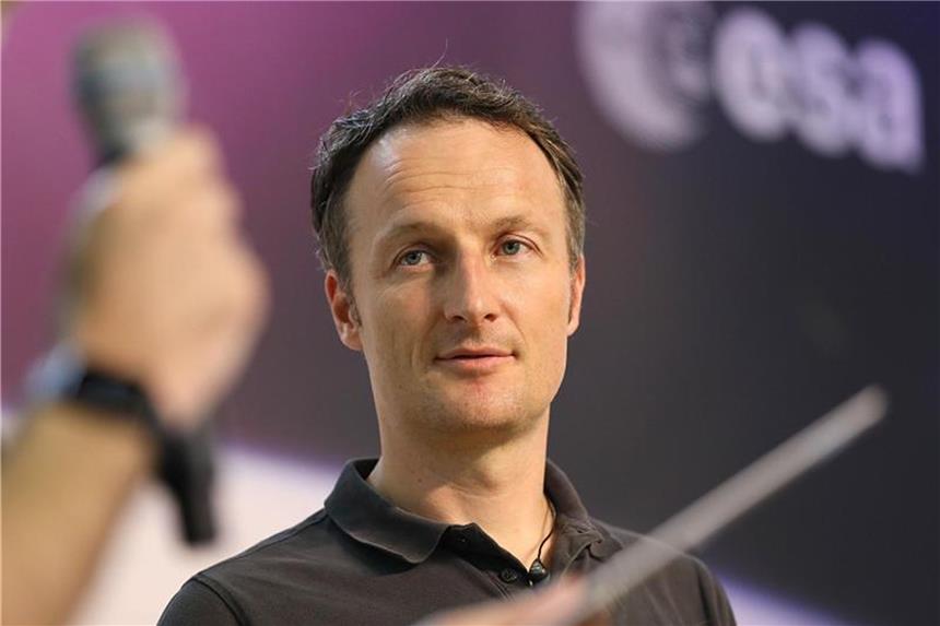 Alexander Gerst schaut im Weltall WM-Spiele Alexander Gerst schaut im Weltall WM-Spiele. Foto: Oliver Berg