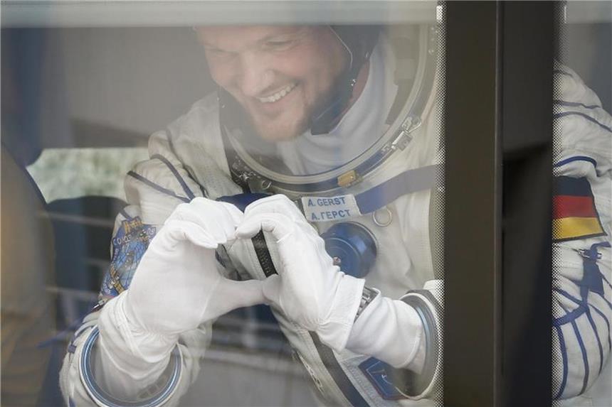 „Astro-Alex“ Gerst verlässt Planet Erde Alexander Gerst vor dem Besteigen der Rakete. Vier Jahre nach seiner ersten Mission bricht der deutsche Astronaut mit einem Team mit einer Sojus-Rakete vom russischen Weltraumbahnhof Baikonur zu seiner zweiten Mission auf der ISS auf. Foto: Shamil Zhumatov
