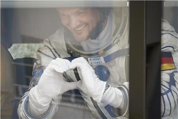 Alexander Gerst vor dem Besteigen der Rakete. Vier Jahre nach seiner ersten Mission bricht der deutsche Astronaut mit einem Team mit einer Sojus-Rakete vom russischen Weltraumbahnhof Baikonur zu seiner zweiten Mission auf der ISS auf. Foto: Shamil Zhumatov