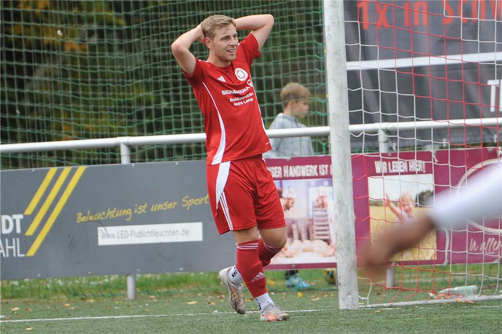 Kirchhörder SC unterliegt beim Geisecker SV: Alexander Gowik hält sich den Kopf.